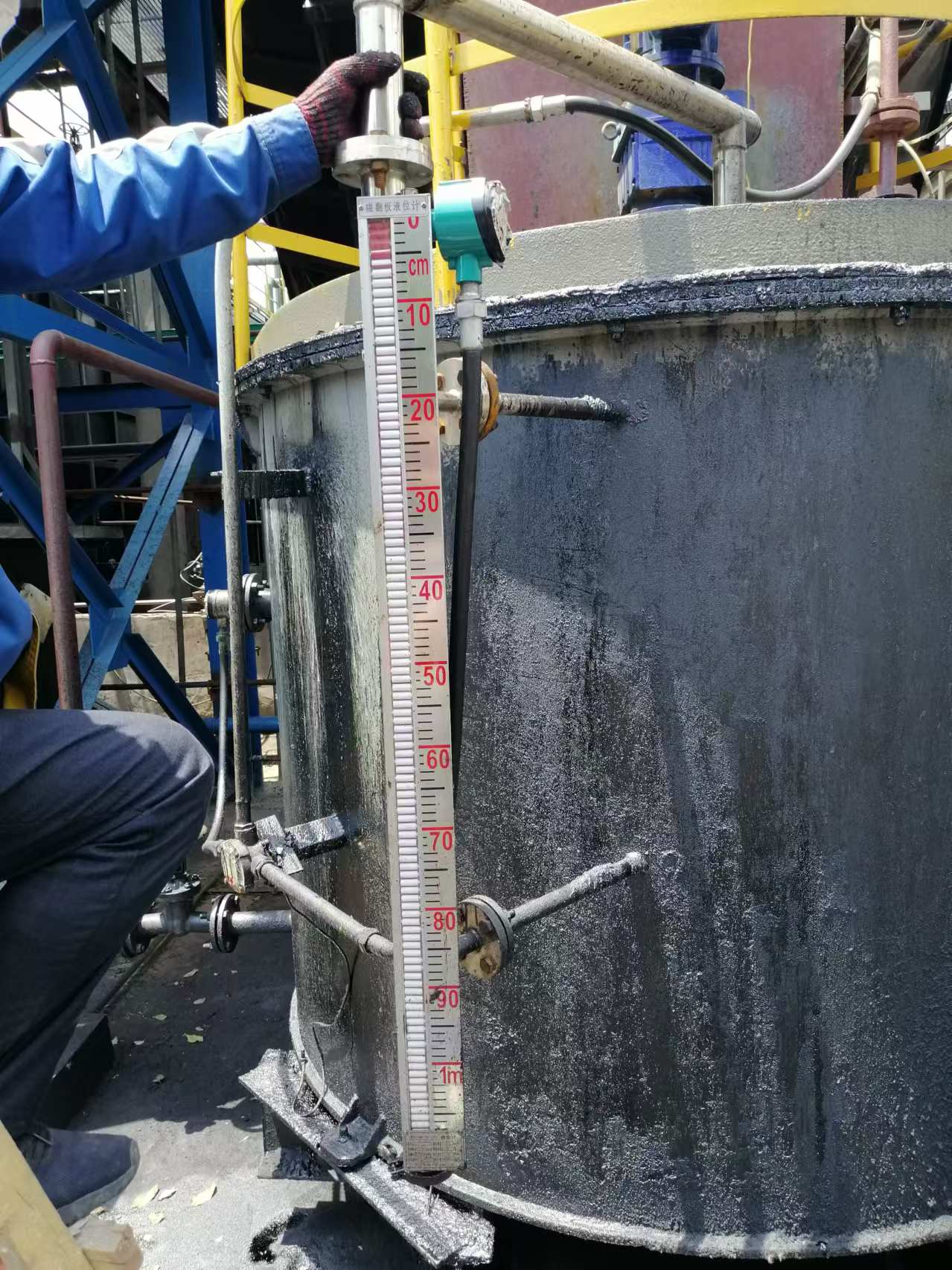 浮標(biāo)液位計(jì)在高粘度煤焦油儲(chǔ)罐中安裝